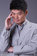 组图：芦芳生拍杂志玩突破 逗趣表情展现雅痞男人风