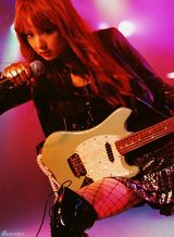 组图：佐佐木希玩变装秀 穿旗袍抱熊猫