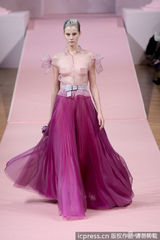 组图：时装周模特透视走秀 薄纱“粉蕾”抢眼