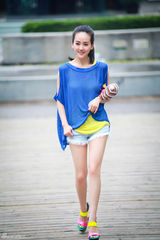 组图：张定涵街拍化身蓝精灵 俏御姐变可爱嫩萝莉