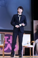 高清组图：金荷娜宣传《宠物》 张根硕送飞吻抛媚眼