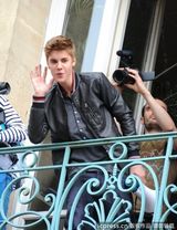 组图：比伯拿扩音喇叭开阳台演唱会