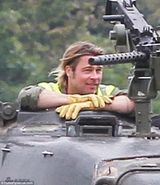 组图：皮特《僵尸世界大战2》片场威武开坦克