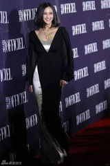 组图：张歆艺露美背 深V长裙性感高贵女神范