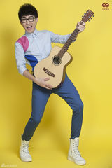 组图：刘心曝最新宣传写真 亮色系展青春活力