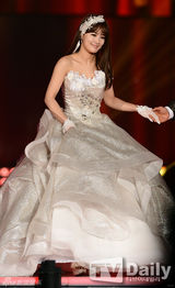 组图：SHINee等亮相活动 Rainbow等T台走秀