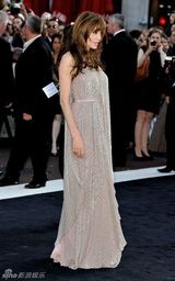 高清图：《特工绍特》伦敦首映 朱莉银装素裹秀妖娆