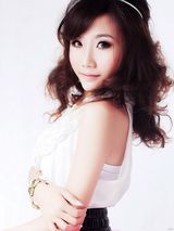 组图：韩小薰拍春日清新写真 被封“邻家美少女”