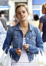 高清组图：“赫敏”艾玛与男友悠闲逛街 买食谱欲展厨艺 