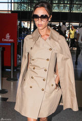 组图：贝嫂维多利亚卡其色风衣现身机场