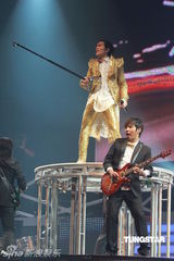 组图：萧敬腾唱《black or white》 向杰克逊致敬