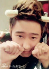 组图：屠洪纲20岁继子近照曝光 时尚帅气显韩范