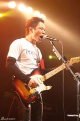 组图：黄贯中台北开唱 “头号粉丝”朱茵现身支持