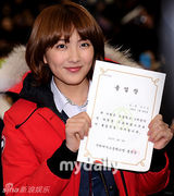 组图：Kara成员姜智英8日上午参加高中毕业典礼