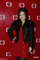 组图：郑裕玲优雅蓝裙现身为《财智达人2》录影