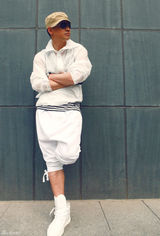 高清组图：何晟铭街拍LOOK 白色运动装束休闲范