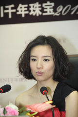 高清组图：董洁亮相憔悴消瘦 疑劳累过度压力大