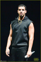 组图：蕾哈娜现身绯闻男友演唱会 超短裤秀美腿