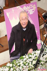 组图：台艺人徐风追思会 好友张菲余天现身致意