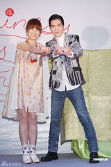 组图：萧敬腾助阵邓福如签唱会现场送大礼