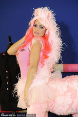 组图：波霸乔丹亮相搔首弄姿 扮粉红妖艳人马