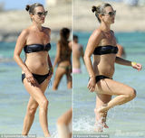 组图：39岁超模凯特莫斯现身海滩心情好秀身材