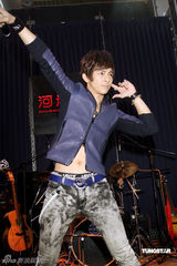 幻灯组图：汪东城助阵“晚生”送吉他秘笈