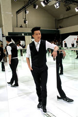 组图：韩庚巴黎看秀 优雅装扮型男魅力尽显