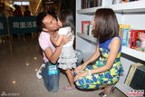 组图：林文龙郭可盈携女义卖 暂无意再生宝宝