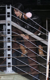 幻灯图集：朱莉和皮特带着两子女黑衣夜游