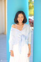 组图：李依玲清新写真 流露灵动神采