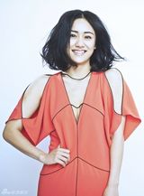 组图：刘芸红裙气质写真 微笑甜美性感大气