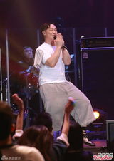 陈奕迅现场错词卖萌求饶 风趣化解戒烟质疑(图)