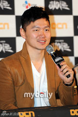 组图：杨东根韩彩雅出席新剧《Hero》发布会