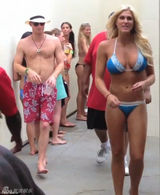 组图：哈里王子赌城度假遭辣妹围堵