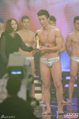 组图：亚洲先生总决选 猛男只穿泳裤秀壮硕肌肉