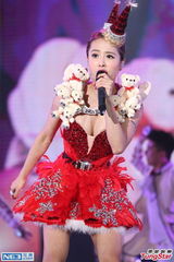 组图：蔡依林圣诞爆乳装抢镜 又唱又跳秀美腿