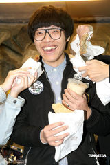 幻灯：卢广仲为巡演卖力排练 个唱邀到陈绮贞李宗盛