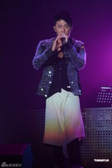 组图：林峰个唱水下热舞 歪戴帽子庆功开心似学生