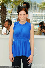 幻灯：《弗兰肯斯坦计划》发布会 导演亲吻女星玉手