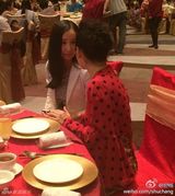 组图：43岁杨钰莹不老传奇 与舒畅合影似少女