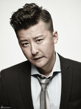 组图：柳小海黑白映像曝光 眼神忧郁展熟男风采