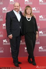 组图：《暴力小姐》发布会 导演翻白眼搞怪