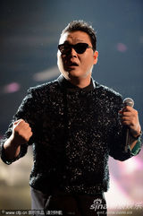 组图：鸟叔获新媒体奖 压轴表演大秀骑马舞