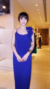 组图：张雨绮秀浪漫新发型 长裙优雅婉约性感