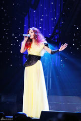 高清图：张靓颖美国开唱 火红卷发跳骑马舞性感