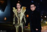 组图：2013新浪微博之夜红毯 黄绮珊黄金甲亮相