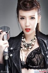 组图：女星挺30G胸拍写真 曾因胸大遭嘲笑