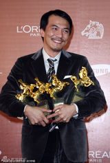 高清：金马后台戴立忍抱奖杯 李冰冰眼含热泪