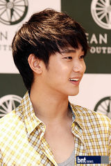 组图：韩星金秀炫办签名会大派温暖笑容